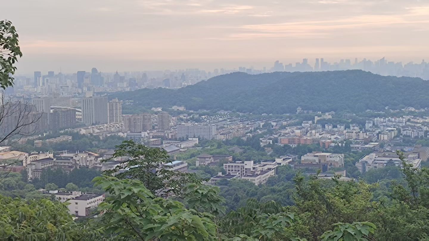 山上俯瞰城市