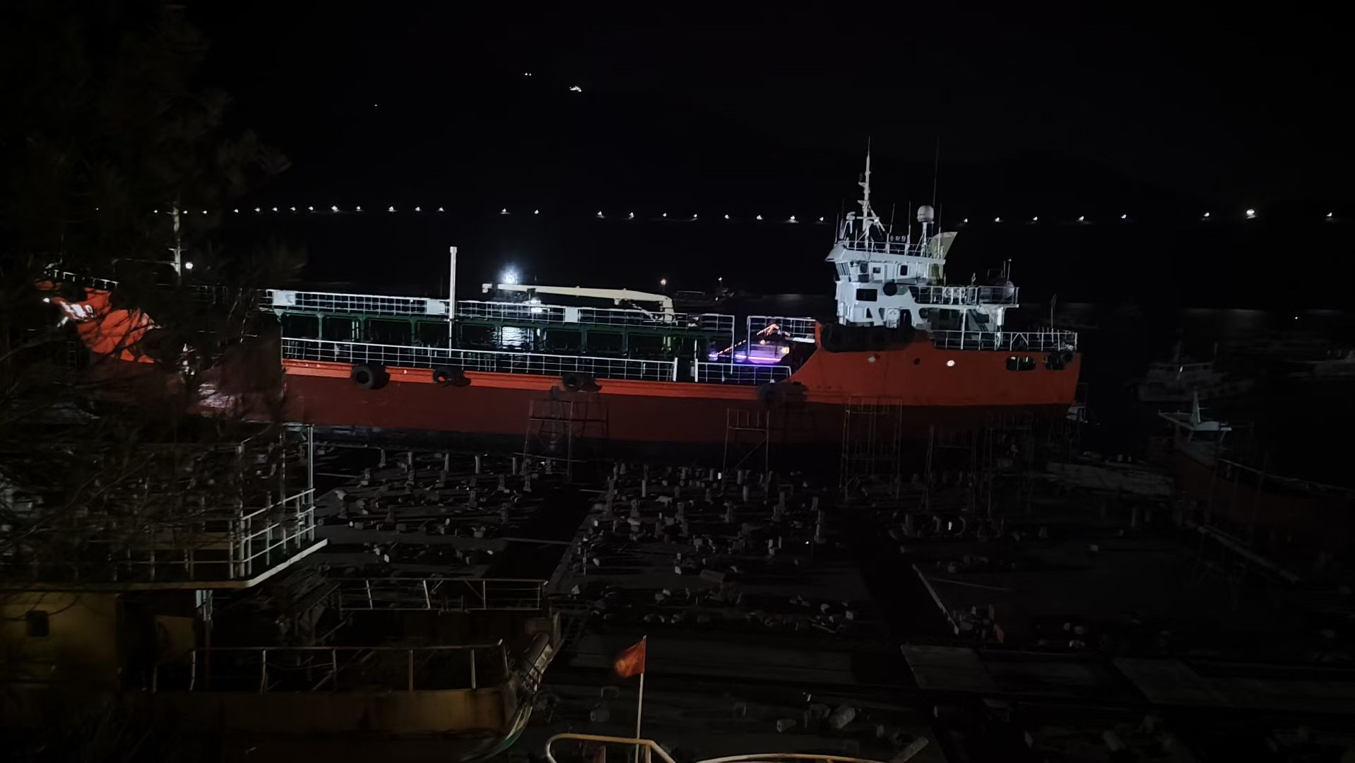 夜色里的船