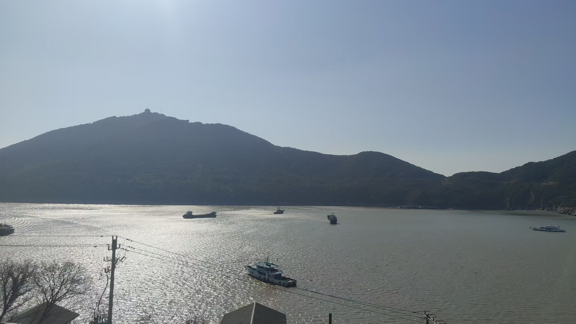 海面、船和远山